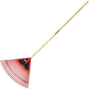 Escoba de plástico púa plana para limpieza de césped con mango madera FSC / 303424CM