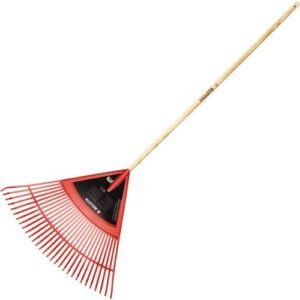 Escoba de plástico extragrande púa plana para limpieza de césped con mango madera FSC / 303432CM