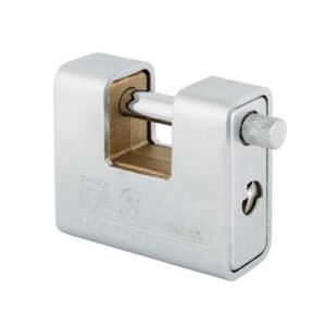 Candado FAC rectangular blindado por medio de carcasa de acero endurecido y cromado.